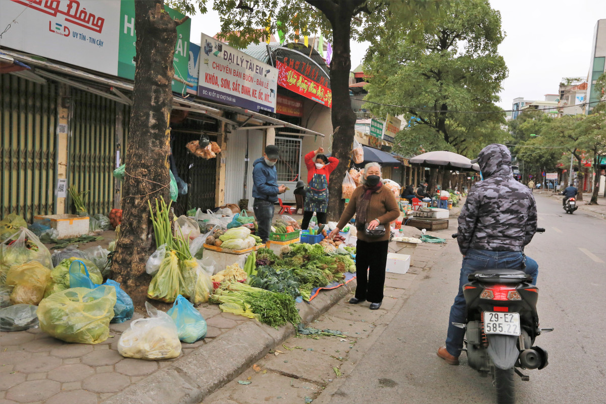 Bên cạnh siêu thị, nhiều chợ dân sinh ở Hà Nội cũng đã mở cửa phục vụ điển hình như chợ Thái Hà, Ngọc Hà hay Đặng Trần Côn...