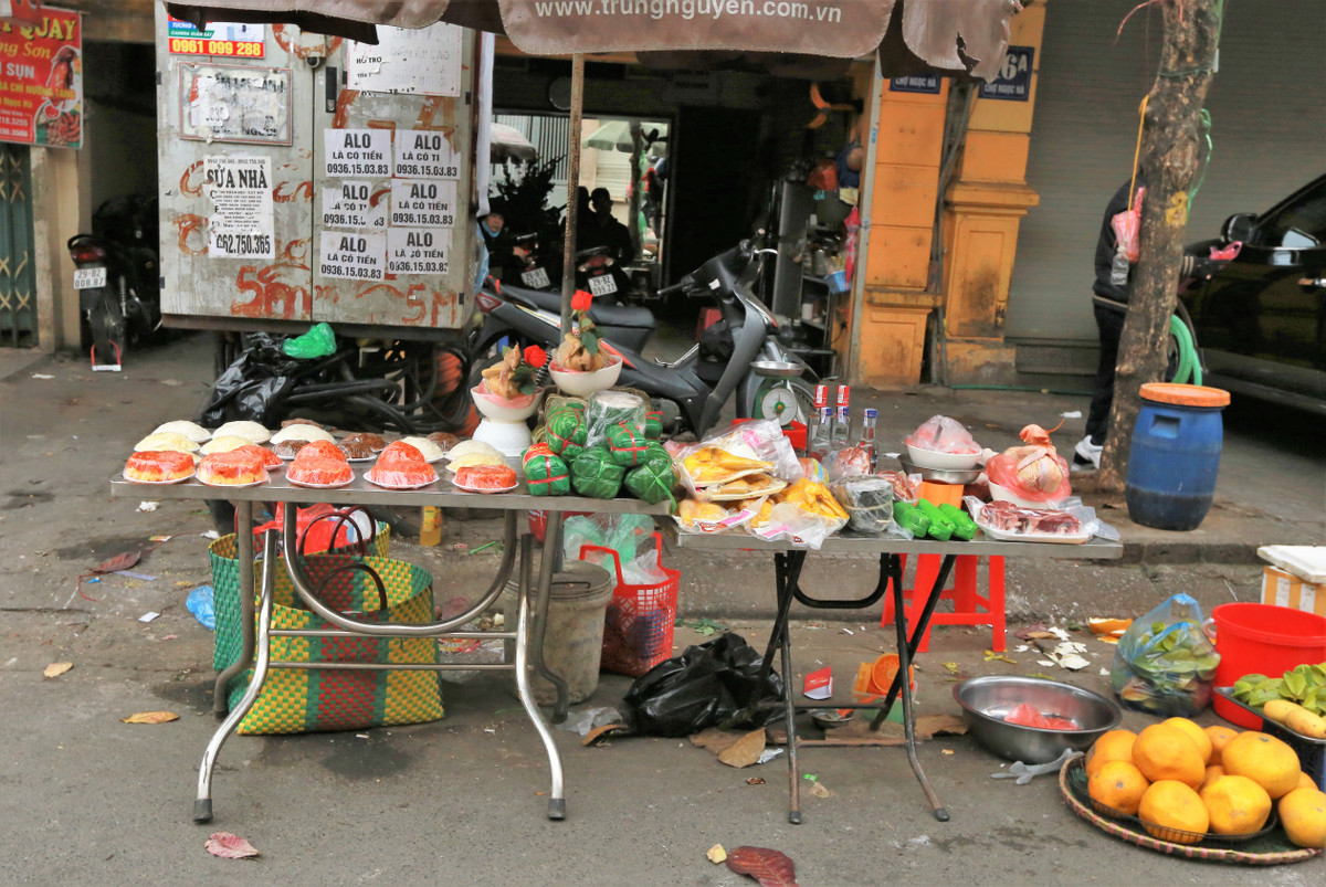 Sạp hàng bán đồ cúng trong ngày Tết vắng vẻ.