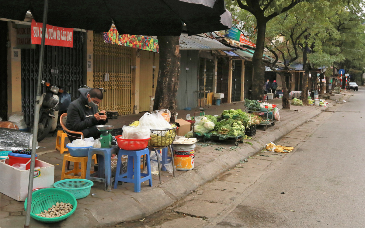 Những mặt hàng được phục vụ chủ yếu là rau xanh, bún, phở...