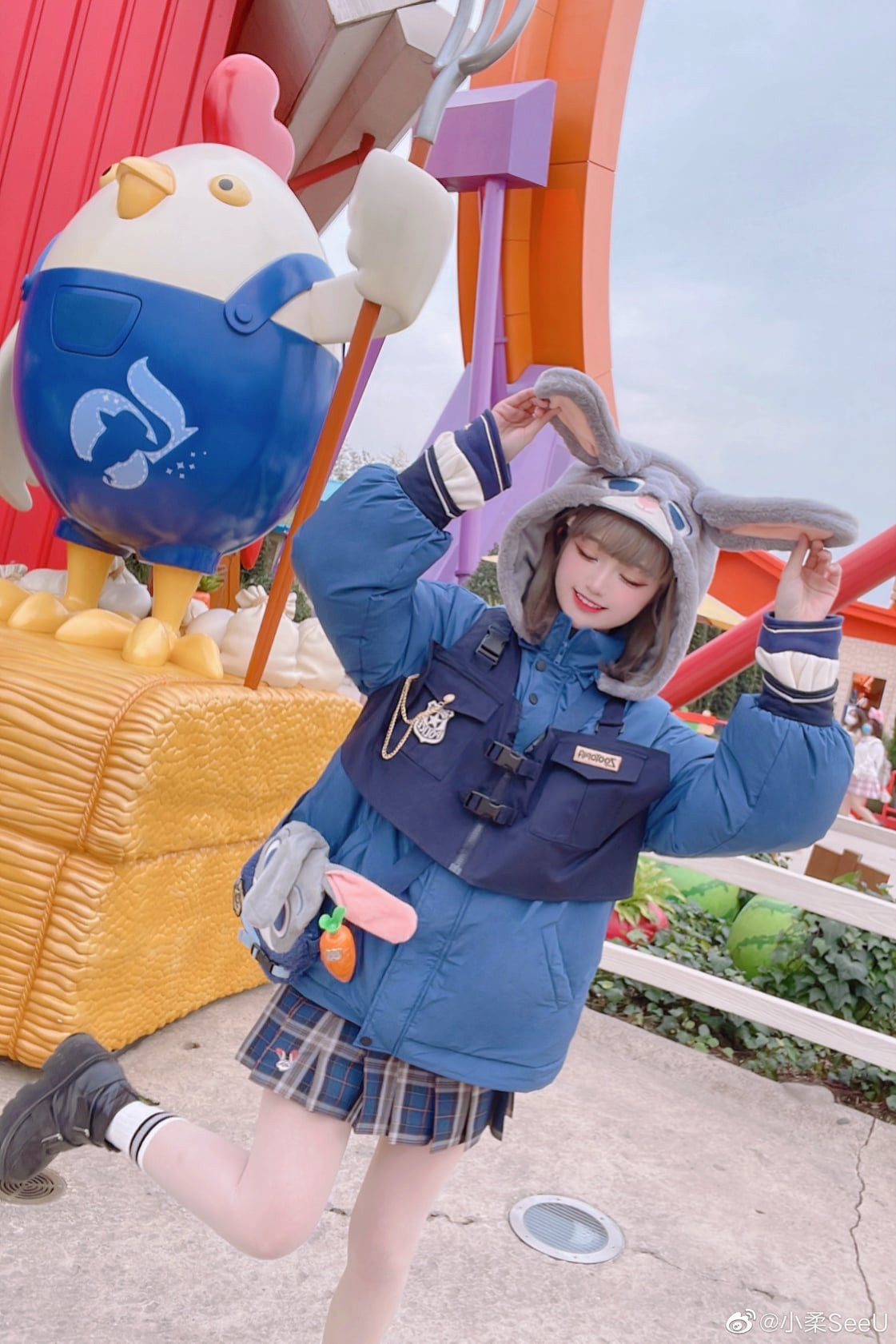 Chứng kiến màn cosplay thần sâu của Tiểu Nhu, netizen bình luận như: "Nhìn đẹp và giống thật đấy. Mặc dù biết là dùng app nữa nhưng vẫn xinh xắn quá mức" hay "Bạn này hơn 30 tuổi rồi nhưng nét mặt vẫn rất xinh. Mặt nhỏ, mắt to sẵn thêm make-up lại càng ảo hơn, diễn cũng rất thật nữa"...