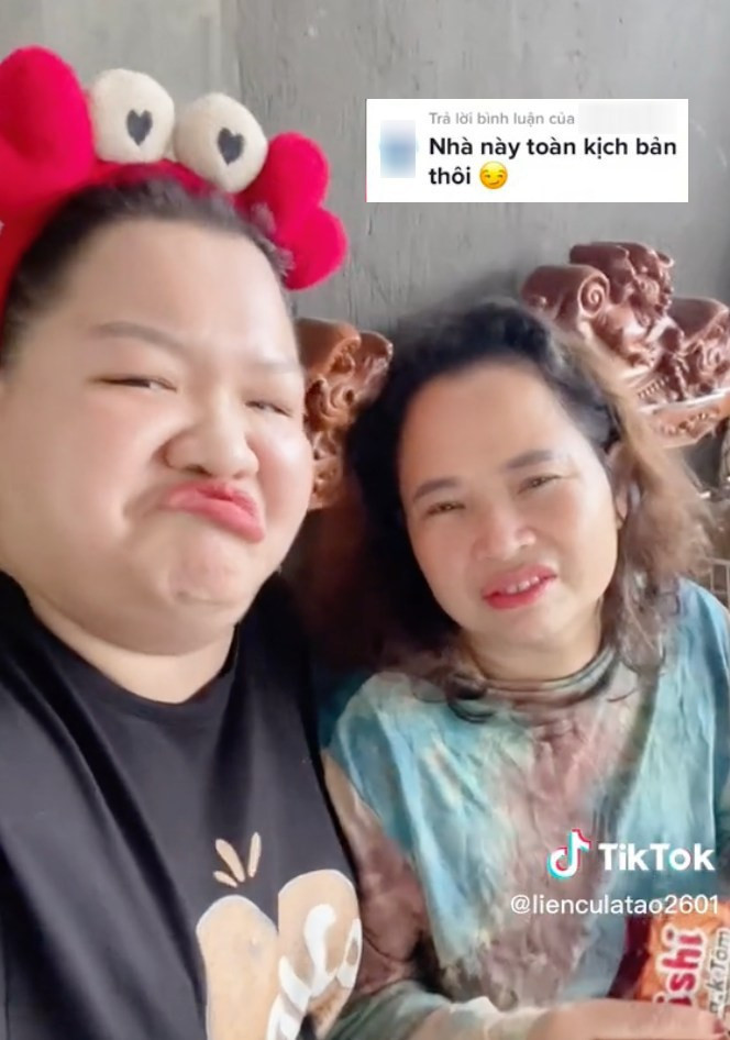 Mới đây, khi bị người xem nói "nhà này toàn kịch bản", nữ TikToker Mai Kim Liên liền rủ mẹ "khoe nhẹ độ giàu" của gia đình.