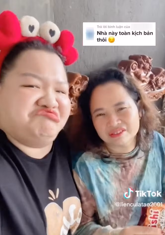 Mới đây, khi bị người xem nói "nhà này toàn kịch bản", nữ TikToker Mai Kim Liên liền rủ mẹ "khoe nhẹ độ giàu" của gia đình.