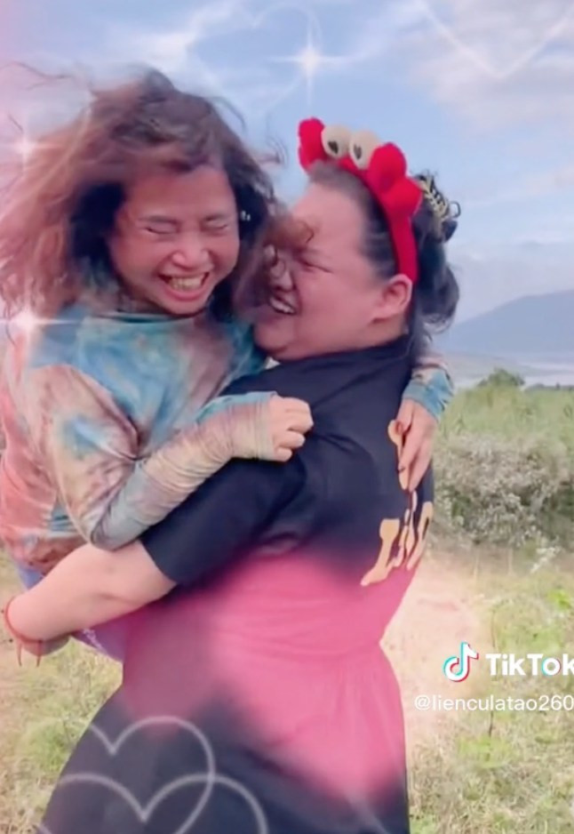 Tuy nhiên, điều mà nhiều người tò mò hơn cả chính là trong đoạn clip chẳng thấy bóng dáng cây xăng nào như Mai Kim Liên từng khoe trên mạng trước đó.