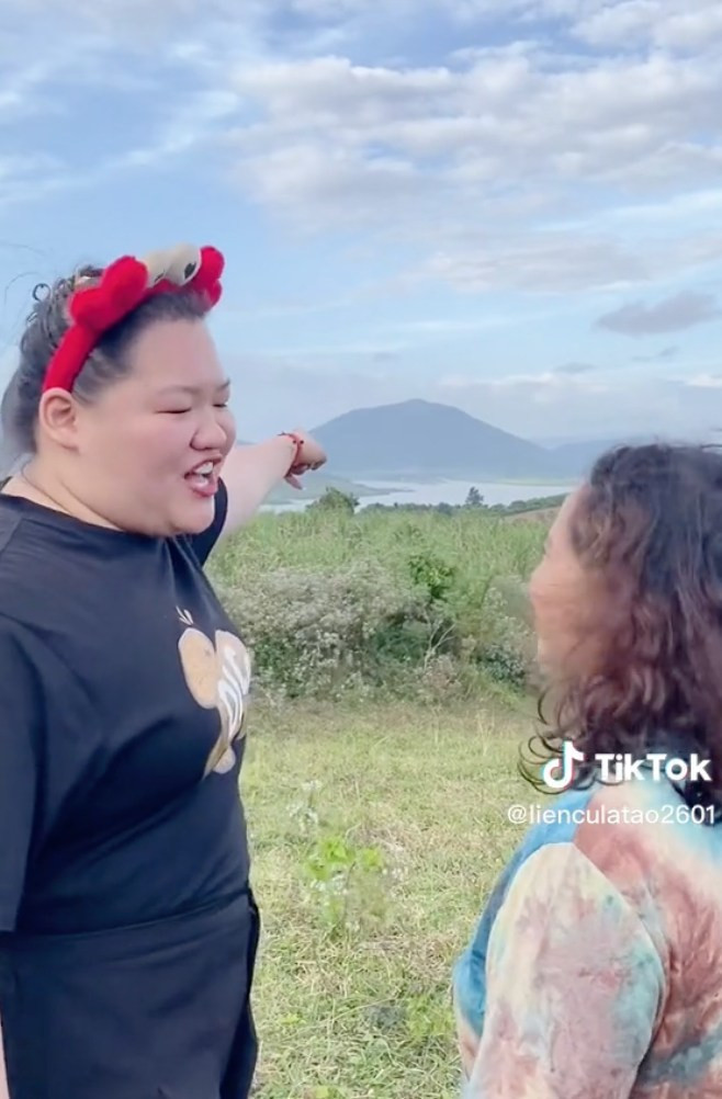 Nghe thấy vậy, Mai Kim Liên liền vui mừng ra mặt. Cô còn không quên đòi mẹ mua thêm quả đồi ở phía xa cho mình.