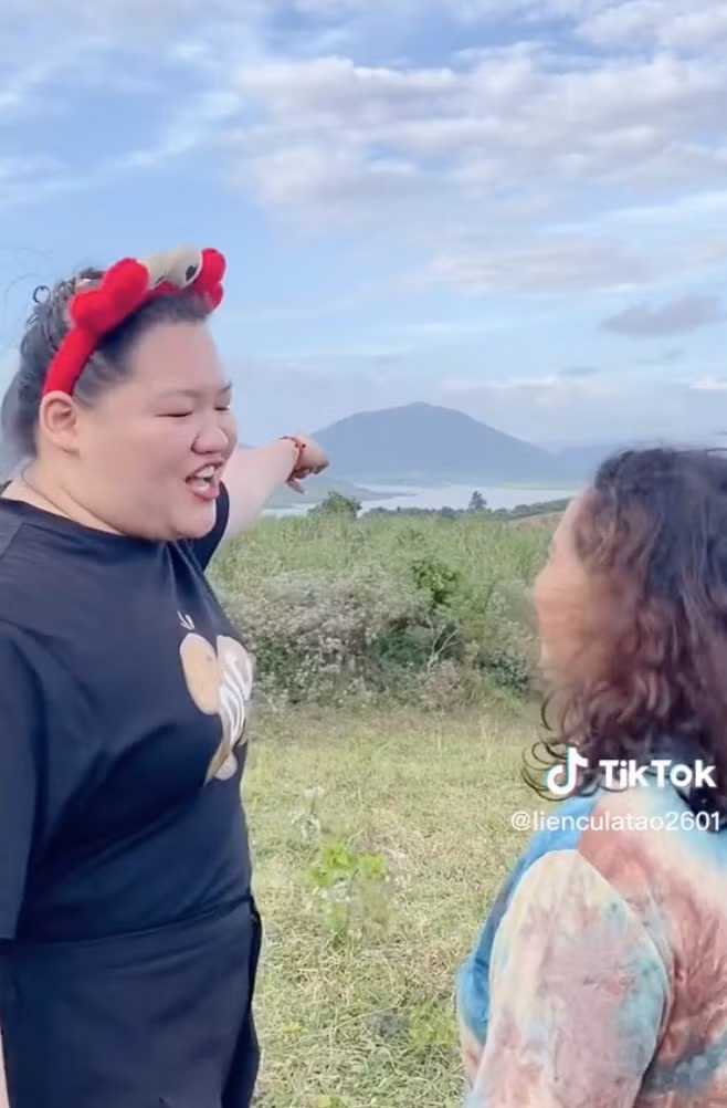 Nghe thấy vậy, Mai Kim Liên liền vui mừng ra mặt. Cô còn không quên đòi mẹ mua thêm quả đồi ở phía xa cho mình.