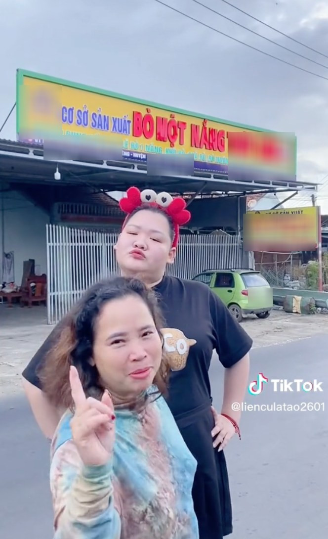 Đầu tiên là một con bò, sau đó tăng dần thành cơ sở sản xuất bò một nắng, rồi lại đến cả xấp tiền với giá trị khủng. Chỉ nhìn qua thôi cũng đủ để thấy nhà của nữ TikToker không phải hạng xoàng.