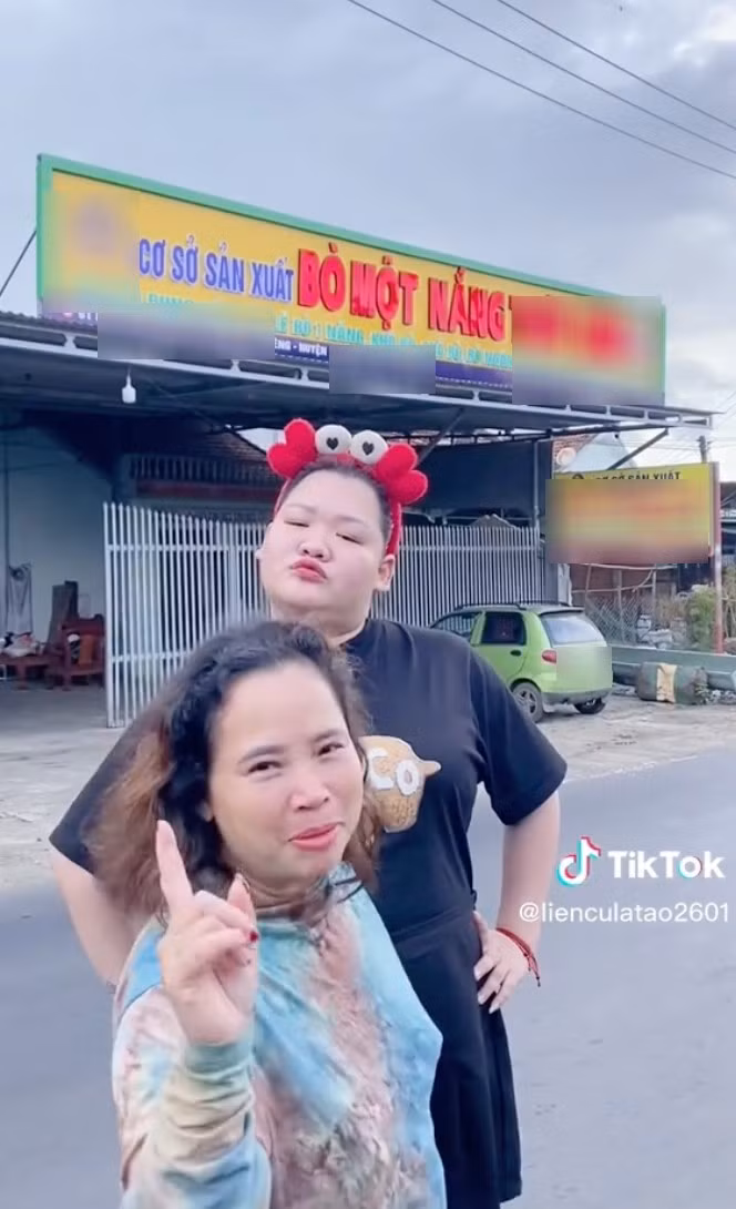 Đầu tiên là một con bò, sau đó tăng dần thành cơ sở sản xuất bò một nắng, rồi lại đến cả xấp tiền với giá trị khủng. Chỉ nhìn qua thôi cũng đủ để thấy nhà của nữ TikToker không phải hạng xoàng.