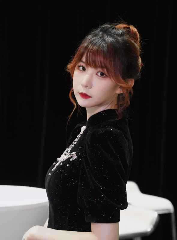 Nhan sắc của cô nàng cùng vóc dáng gợi cảm giúp cô cosplay cực mượt vị tướng biểu tượng của LMHT