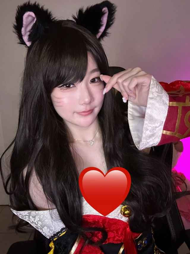 Chẳng thế mà khi mới đây, nữ caster LPL cosplay thành nhân vật Ahri (vốn cũng là một nhân vật sở hữu ngoại hình đẹp và trang phục gợi cảm) đã khiến nhiều người xôn xao.