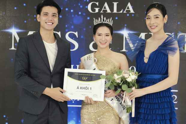 Từ nhỏ, Hồng Anh đã bộc lộ năng khiếu và niềm đam mê to lớn với nghệ thuật. Không chỉ đam mê ca hát mà cô còn cực kỳ yêu thích diễn xuất.