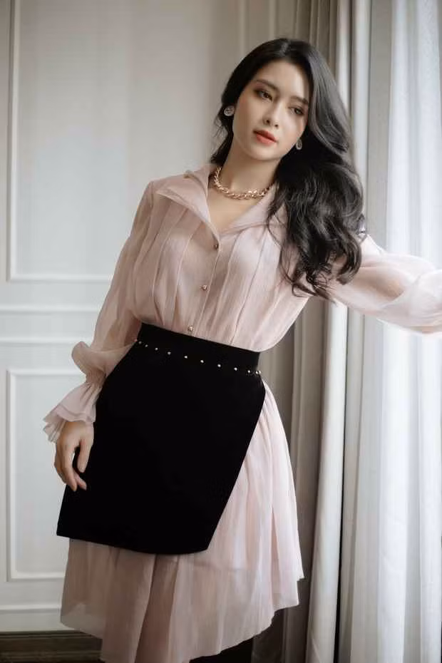 Sau hành trình dài khám phá và trải nghiệm để kiếm tìm cho mình một hướng đi đúng đắn, Hồng Anh đã lựa chọn theo đuổi hoạt động nghệ thuật theo cách chuyên nghiệp nhất.