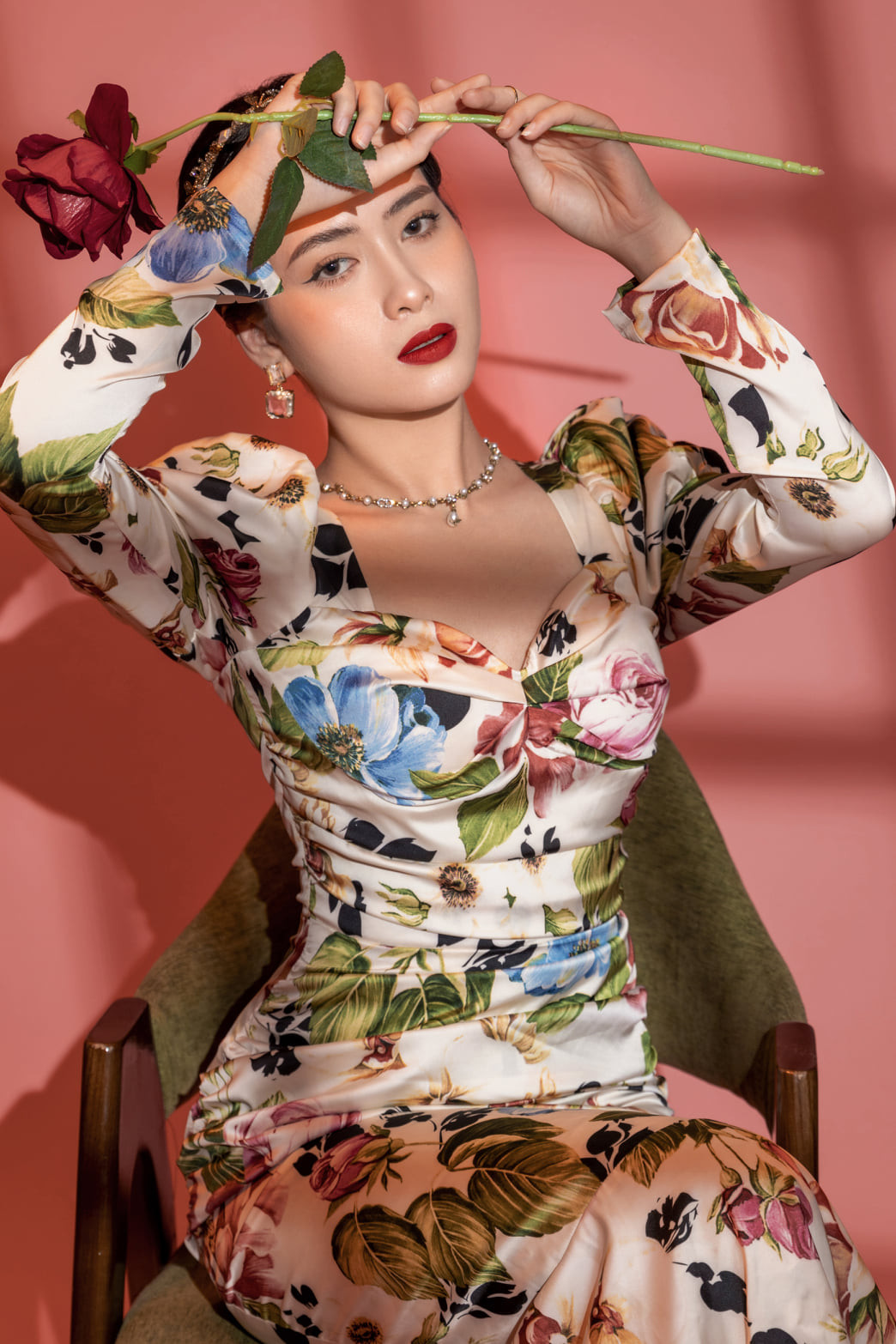 Với vốn kiến thức sâu rộng của mình, Hồng Anh là người dẫn dắt những bản tin về thể thao, tin tức và sức khỏe.