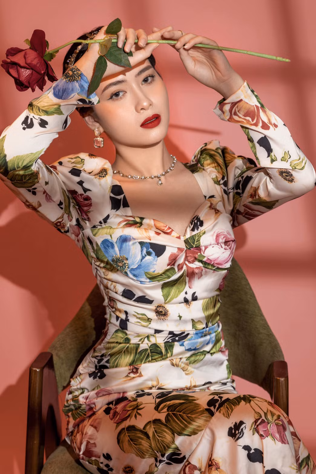 Với vốn kiến thức sâu rộng của mình, Hồng Anh là người dẫn dắt những bản tin về thể thao, tin tức và sức khỏe.