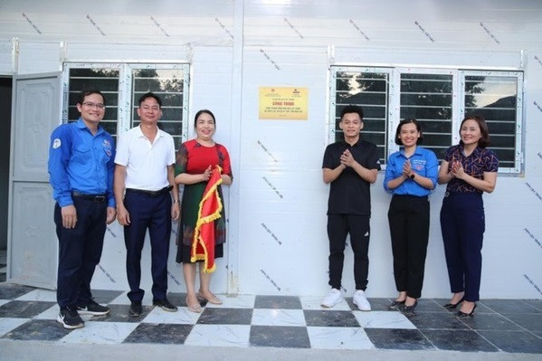 Mỗi năm, Độ Mixi đều dành toàn bộ những số tiền mình được người hâm mộ ủng hộ cho mình trong tháng 12 để thực hiện nhiều dự án ý nghĩa ở khắp Việt Nam.