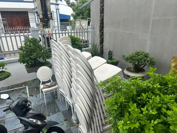 Theo dự kiến, chiều 7/9, Tuấn cùng 30 người thân, bạn bè sang nhà gái làm lễ ăn hỏi. Nhưng vì mưa bão, số lượng người giảm xuống còn 7 thành viên.