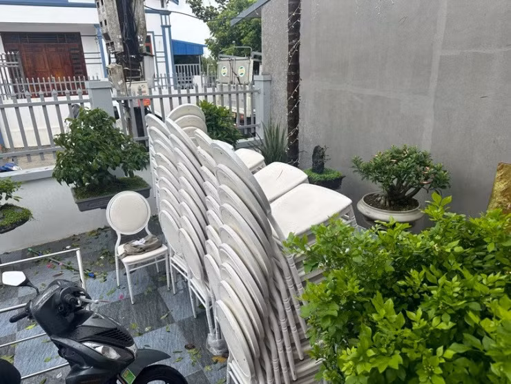 Theo dự kiến, chiều 7/9, Tuấn cùng 30 người thân, bạn bè sang nhà gái làm lễ ăn hỏi. Nhưng vì mưa bão, số lượng người giảm xuống còn 7 thành viên.