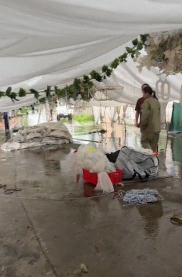 Vài ngày trước, khi nghe tin siêu bão Yagi đổ bộ vào miền Bắc, Tuấn lo lắng, thấp thỏm. Vì đã chuẩn bị mọi thứ từ mời khách, thuê rạp, đặt cỗ bàn đến thuê váy cưới,... nên Tuấn và gia đình vẫn định tổ chức đám cưới đúng ngày.