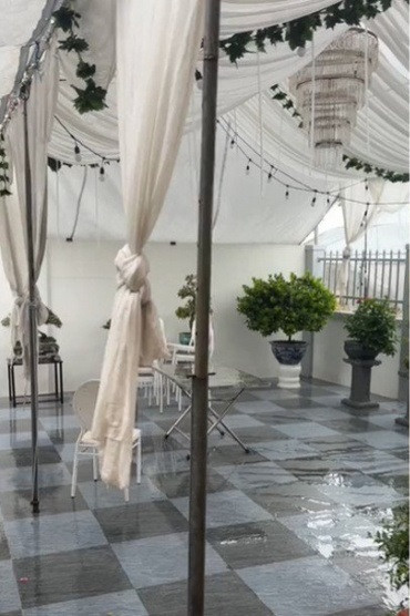 Theo kế hoạch, 15h hôm nay (7/9), Nguyễn Anh Tuấn (SN 1996, trú tại huyện Chí Linh, tỉnh Hải Dương) sẽ sang nhà gái làm lễ ăn hỏi. Thế nhưng, trước đó 20 phút, anh vẫn mặc áo phông, quần đùi, chân đi ủng, người ướt nhẹp vì bão số 3 Yagi đổ bộ.