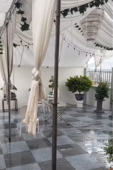 Theo kế hoạch, 15h hôm nay (7/9), Nguyễn Anh Tuấn (SN 1996, trú tại huyện Chí Linh, tỉnh Hải Dương) sẽ sang nhà gái làm lễ ăn hỏi. Thế nhưng, trước đó 20 phút, anh vẫn mặc áo phông, quần đùi, chân đi ủng, người ướt nhẹp vì bão số 3 Yagi đổ bộ.