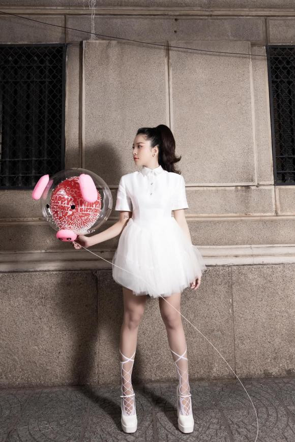 Điều trên càng khiến bạn bè, cư dân mạng thêm tò mò. Không quá khó để nhận thấy độ lãng mạn và chiều chuộng mà bạn trai dành cho Trâm Anh.