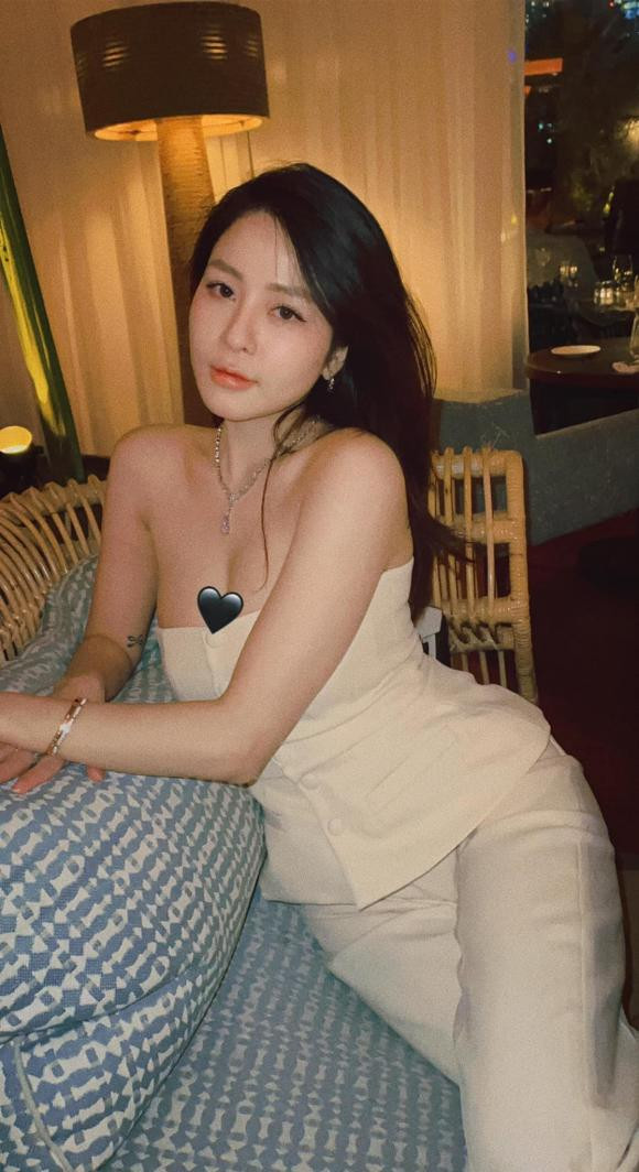 Trâm Anh nổi tiếng nhanh chóng sau chương trình "Nóng cùng World Cup 2018". Khi đó, cô được biết đến là hot girl dược sĩ, sở hữu một cửa hàng thuốc của riêng mình tại Hà Nội.