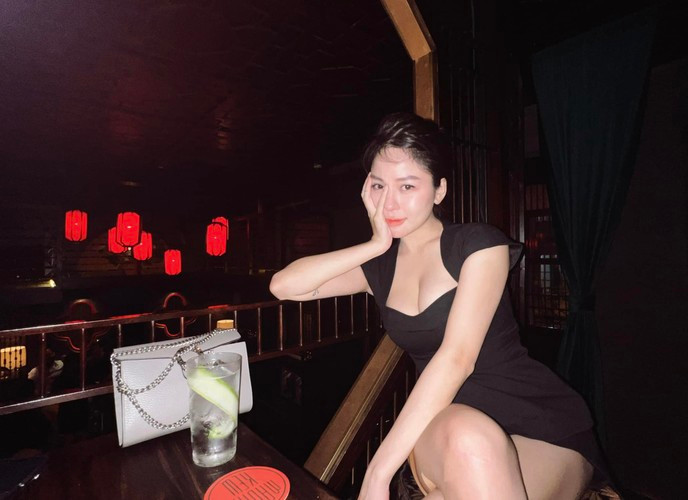 Trâm Anh cũng gián tiếp phủ nhận về thông tin "người yêu giàu có" và nhấn mạnh những sự hy sinh trong tình yêu mà cả hai dành cho nhau.