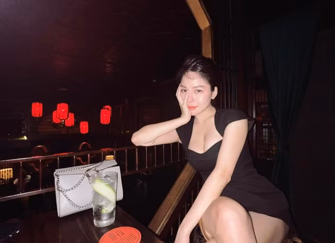 Trâm Anh cũng gián tiếp phủ nhận về thông tin "người yêu giàu có" và nhấn mạnh những sự hy sinh trong tình yêu mà cả hai dành cho nhau.