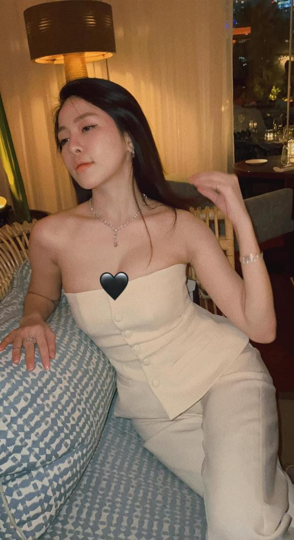 Nói về công việc hiện tại, Trâm Anh cho biết cô đang quản lý một trung tâm thẩm mỹ, đồng thời là cổ đông tại đây. Ngoài ra, cô định hướng phát triển thêm mảng trang sức trong năm 2023.