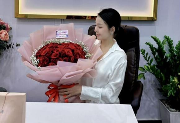 Trâm Anh chỉ bỏ ngỏ bằng những bức ảnh chụp về bữa ăn tối được bạn trai trực tiếp chuẩn bị nhưng không hé lộ hình ảnh của người ấy.