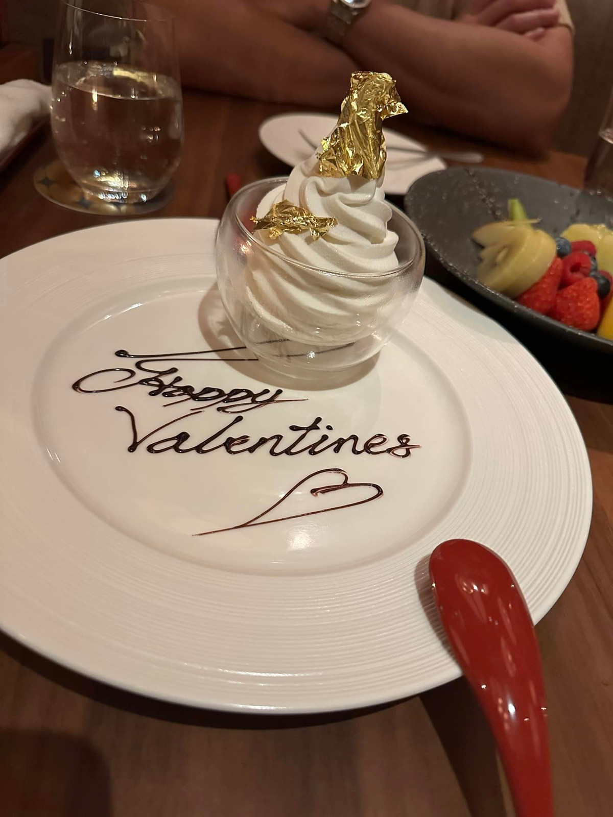 Anh không phải người giàu có nhất nhưng luôn cho em một cuộc sống khiến nhiều người ngưỡng mộ. Cảm ơn anh. Người ta nói yêu là hy sinh, em nghĩ đúng là như vậy. 14/2/2023. Chúc các chị em hạnh phúc và tràn ngập yêu thương”. Hot girl Thanh Hóa nói thêm.