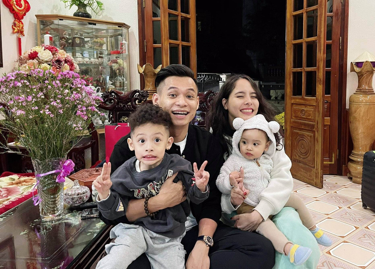 "Hầu hết các bạn quan tâm theo dõi stream của tôi thì đều biết thu nhập của tôi rồi, một tháng tôi được 7 - 8 triệu, đủ nuôi gia đình. Thế là vui rồi!" - Độ Mixi từng tuyên bố tại một sự kiện đầu năm 2022.