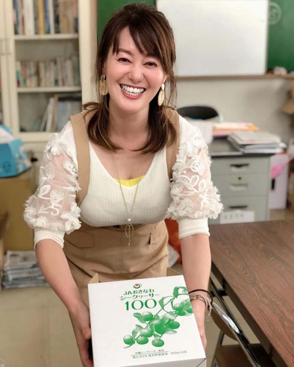 Cũng từ đó, đài truyền hình NHK bắt đầu nhận được nhiều email phàn nàn về MC Chika rằng cô làm mọi người không thể tập trung xem tin tức.