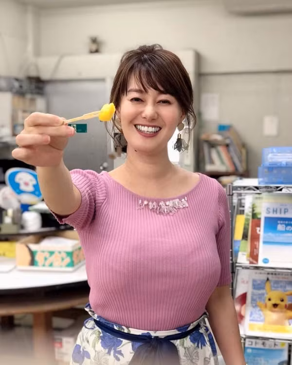 Biết hình ảnh của bản thân có ảnh hưởng rất lớn nên Chika rất coi trọng chuyện trang phục. Hầu hết, cô lúc nào cũng "kín cổng cao tường", rất hiếm mặc áo hở cổ...Tuy nhiên, quần áo của cô mặc quá luôn làm nổi bật vòng 1 khủng nên vẫn làm "ngứa mắt" khán giả nữ.