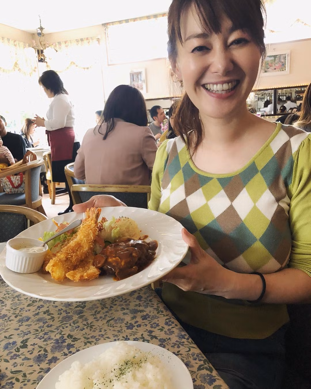 Suốt 7 năm đi làm, ngực khủng khiến Chika dần dần tự ti, thậm chí cảm thấy đó là khuyết điểm khiến sếp và đồng nghiệp xa lánh, không yêu thích cô.