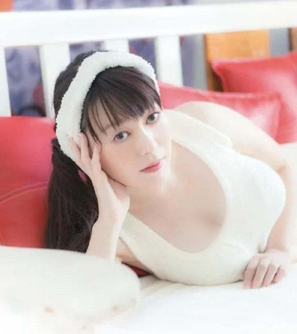 Hình ảnh của Chika Takenaka xuất hiện với nhiều nội dung kèm theo không lành mạnh, thậm chí còn bị dán nhãn là "không đứng đắn", "nhìn như trên phim AV",...