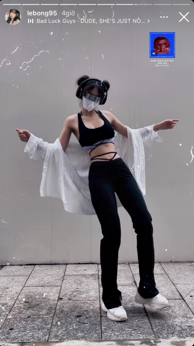 Trên trang cá nhân, hot girl Lê Bống trưng trổ đều tay những tấm ảnh quyến rũ với body căng đét từng vòng đốt mắt biết bao người.