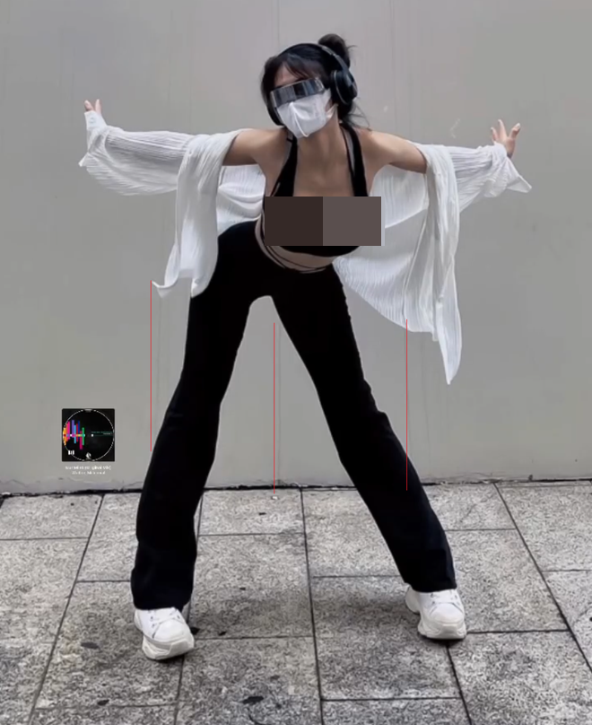 Mỗi ngày Lê Bống đều lên sóng livestream hướng dẫn dân mạng tập sao cho có dáng chuẩn.