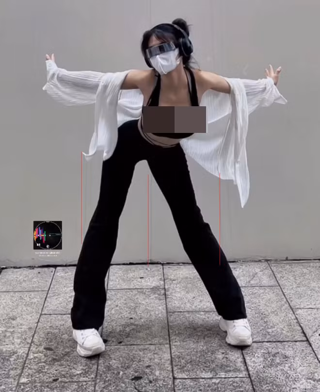 Mỗi ngày Lê Bống đều lên sóng livestream hướng dẫn dân mạng tập sao cho có dáng chuẩn.