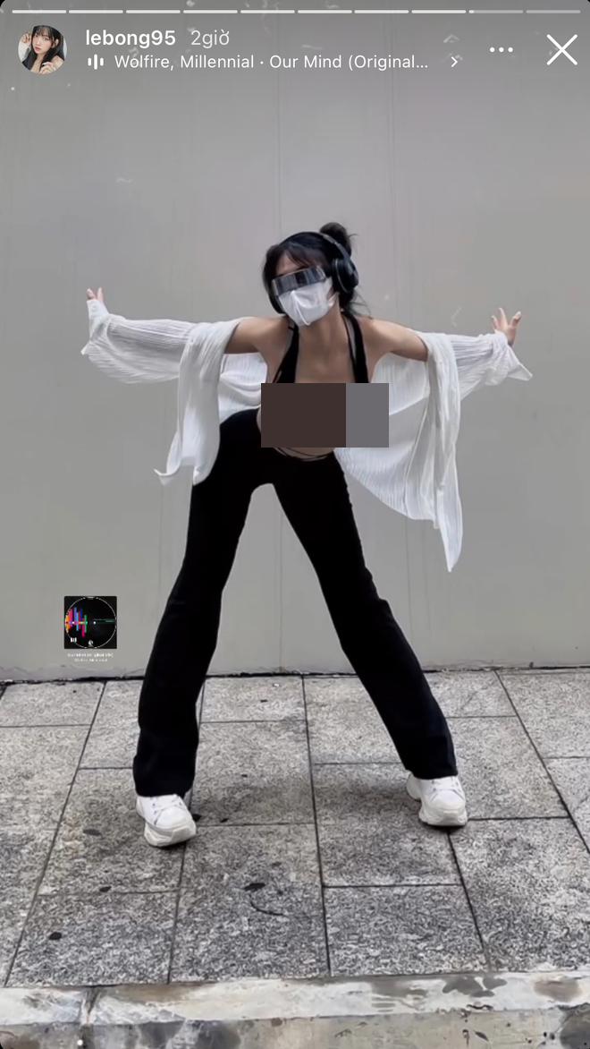 Mới đây, hot girl TikTok Lê Bống lại khiến dân mạng được phen xôn xao khi đăng tải story dí sát vòng 1 căng tràn vào màn hình. Nhưng thứ làm netizen chú ý hơn hết chính là những đường cong xiêu vẹo của bức tường phía sau của cô nàng.