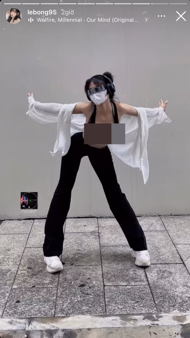 Mới đây, hot girl TikTok Lê Bống lại khiến dân mạng được phen xôn xao khi đăng tải story dí sát vòng 1 căng tràn vào màn hình. Nhưng thứ làm netizen chú ý hơn hết chính là những đường cong xiêu vẹo của bức tường phía sau của cô nàng.