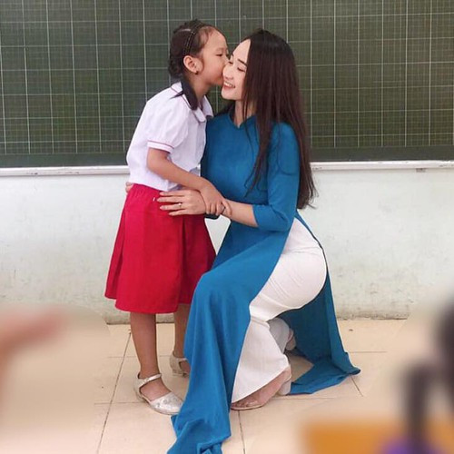 Một trong những điểm thu hút cư dân mạng của cô giáo hot girl - Phương Thảo là phong cách thời trang tôn dáng.