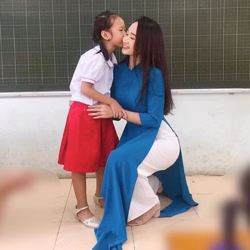 Một trong những điểm thu hút cư dân mạng của cô giáo hot girl - Phương Thảo là phong cách thời trang tôn dáng.