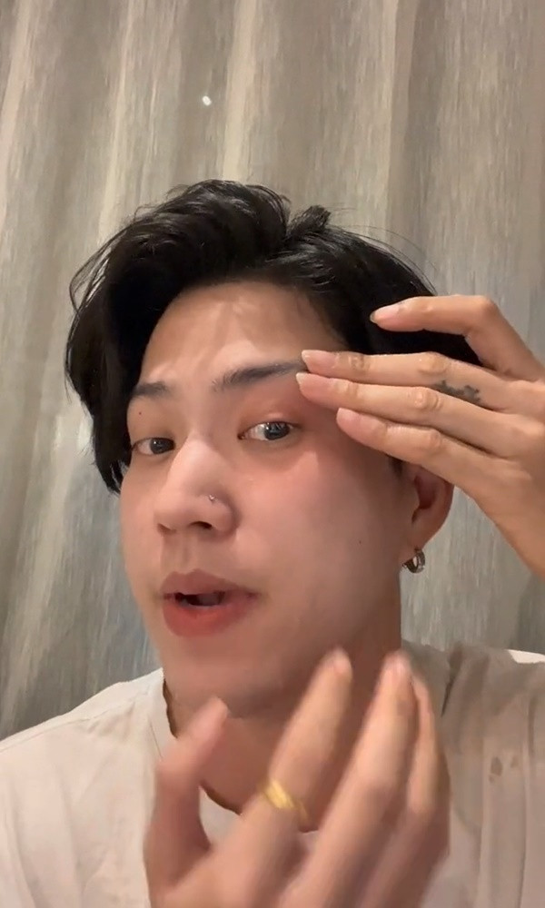 Trong đó, có seri từ thiện "người nghèo ăn gì Nô cho ăn đó”. Nam TikToker còn lấy clip cũ lồng tiếng lại để đăng. Thậm chí, gần đây nhất là màn review ăn hạt mít sống chê đắng, tố người bán hàng “lừa gạt”.