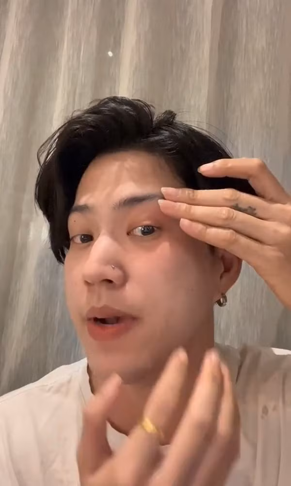 Trong đó, có seri từ thiện "người nghèo ăn gì Nô cho ăn đó”. Nam TikToker còn lấy clip cũ lồng tiếng lại để đăng. Thậm chí, gần đây nhất là màn review ăn hạt mít sống chê đắng, tố người bán hàng “lừa gạt”.