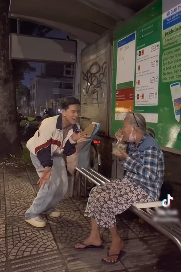 Nhắc tới một trong những nhân vật gây ra nhiều drama nhất trên mạng xã hội trong năm 2022 không thể không nhắc tới Nờ Ô Nô. Từ việc review quán ăn đến việc làm từ thiện của anh chàng đều không nhận được thiện cảm từ người hâm mộ.