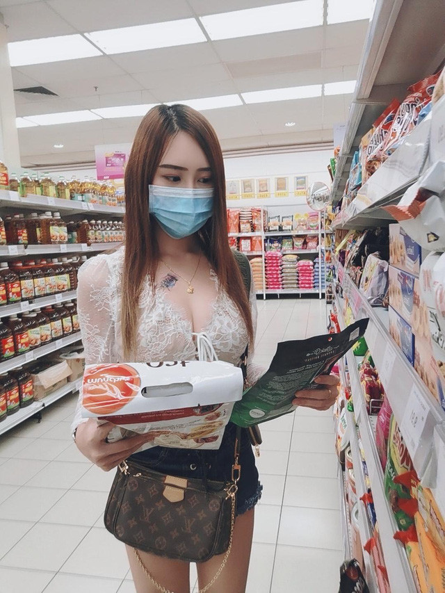 Sau khi những bức ảnh trên được netizen đăng tải, danh tính nữ chính cũng đã được tìm ra. Cô nàng có tên Miao - hot girl nổi tiếng tại Malaysia.