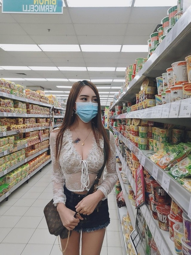Xuất hiện ở siêu thị, cô nàng ngay lập tức thu hút sự chú ý của những người xung quanh. Rất nhanh, loạt ảnh cả gái xinh ăn mặc gợi cảm này được lan truền trên mạng này với tốc độ chóng mặt.