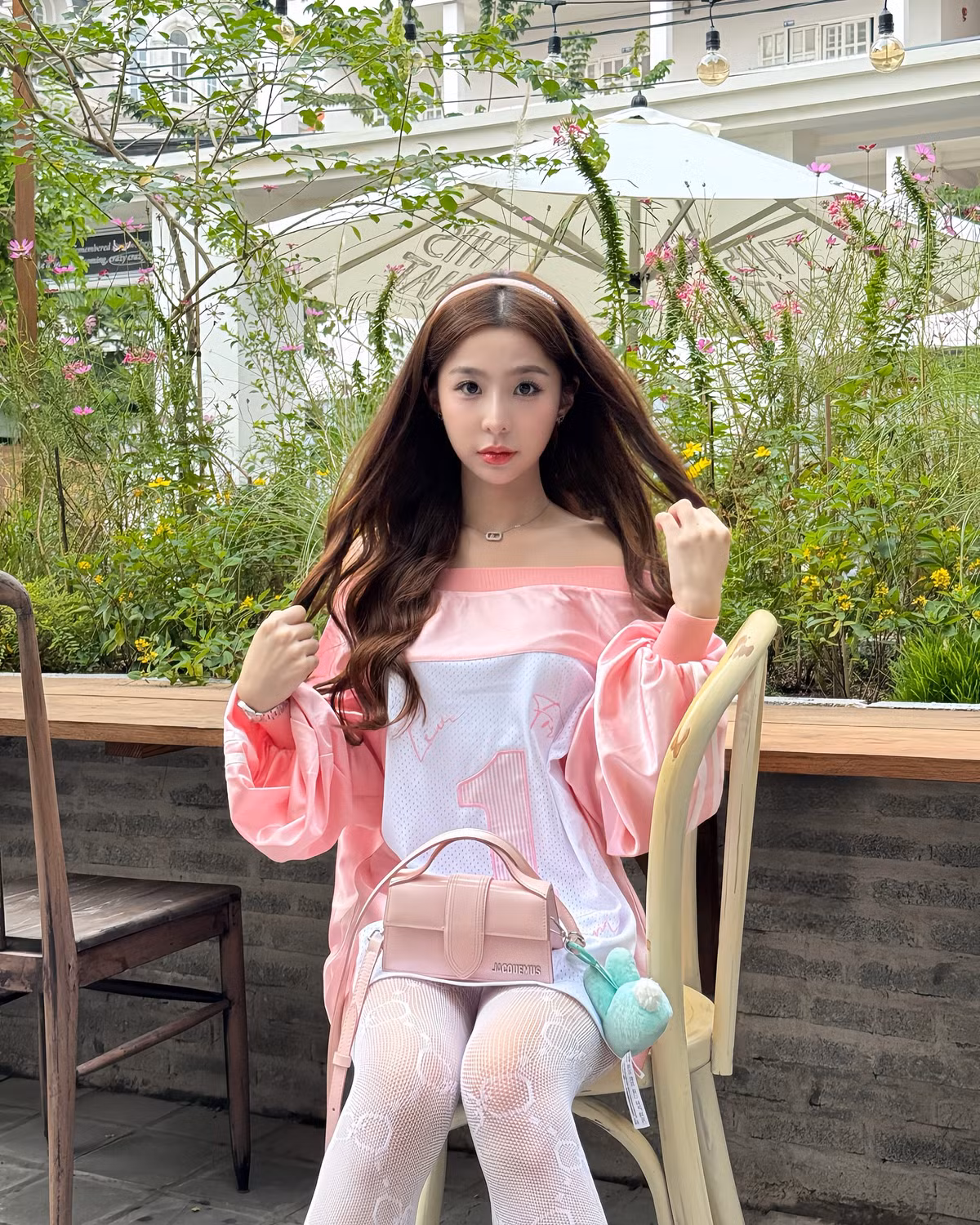 Tammy Phạm thường xuyên thay đổi kiểu dáng và phong cách trang phục để làm mới hình ảnh của mình.