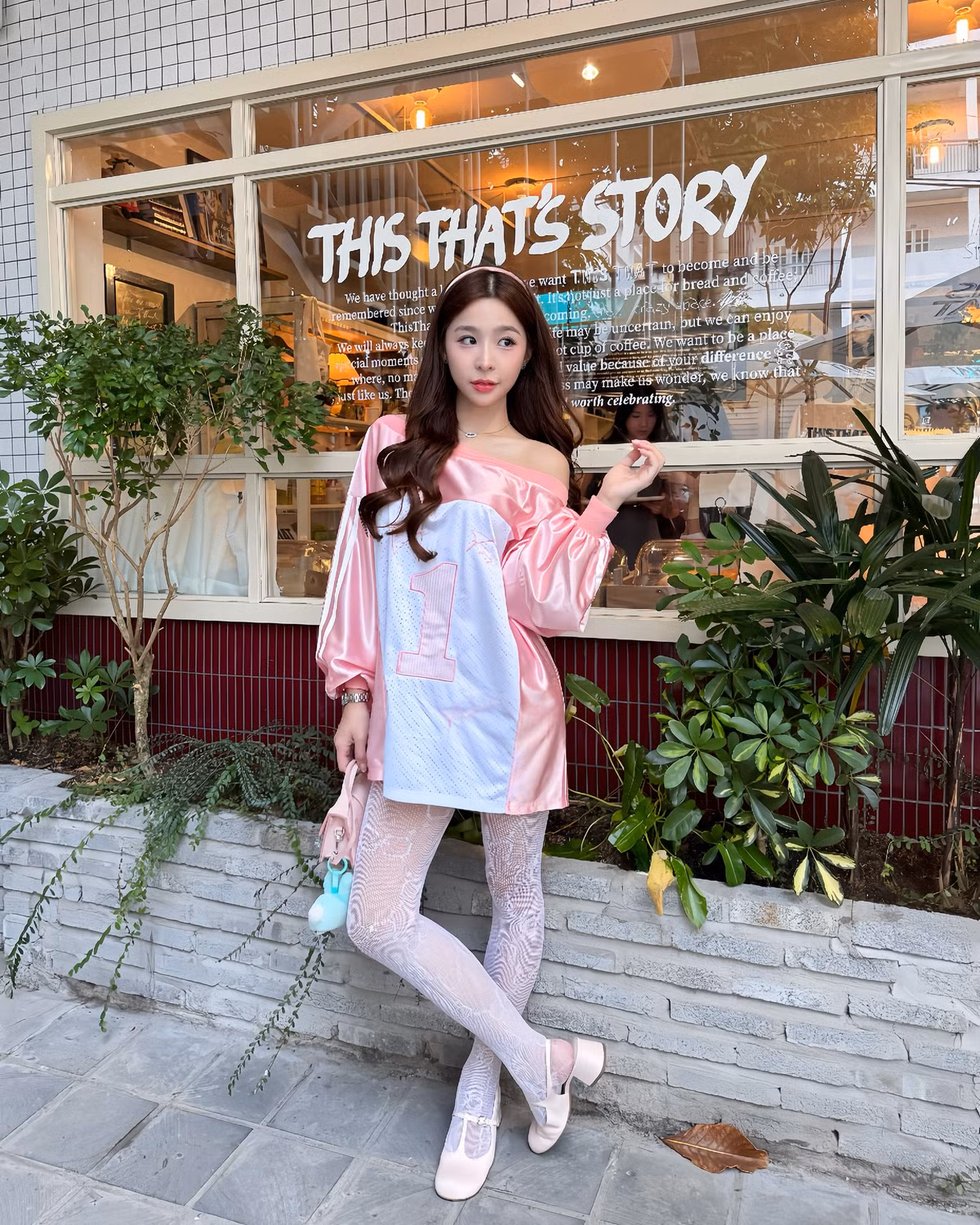 Từ những bộ trang phục thanh lịch, nhẹ nhàng cho đến những set đồ quyến rũ, táo bạo, Tammy luôn biết cách tạo điểm nhấn riêng biệt, thể hiện sự cá tính và phong cách thời trang hiện đại.