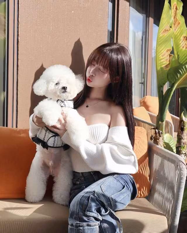 Tại đó, hệ thống AI cũng phải “cảnh báo” rằng độ sắc nét và chi tiết trên ảnh hoàn hảo đến mức không thể tin được. Điều này chứng tỏ rằng vẻ đẹp của Tammy thực sự đã đạt đến một mức độ "siêu thực", không khác gì một tác phẩm có sự can thiệp của công nghệ.